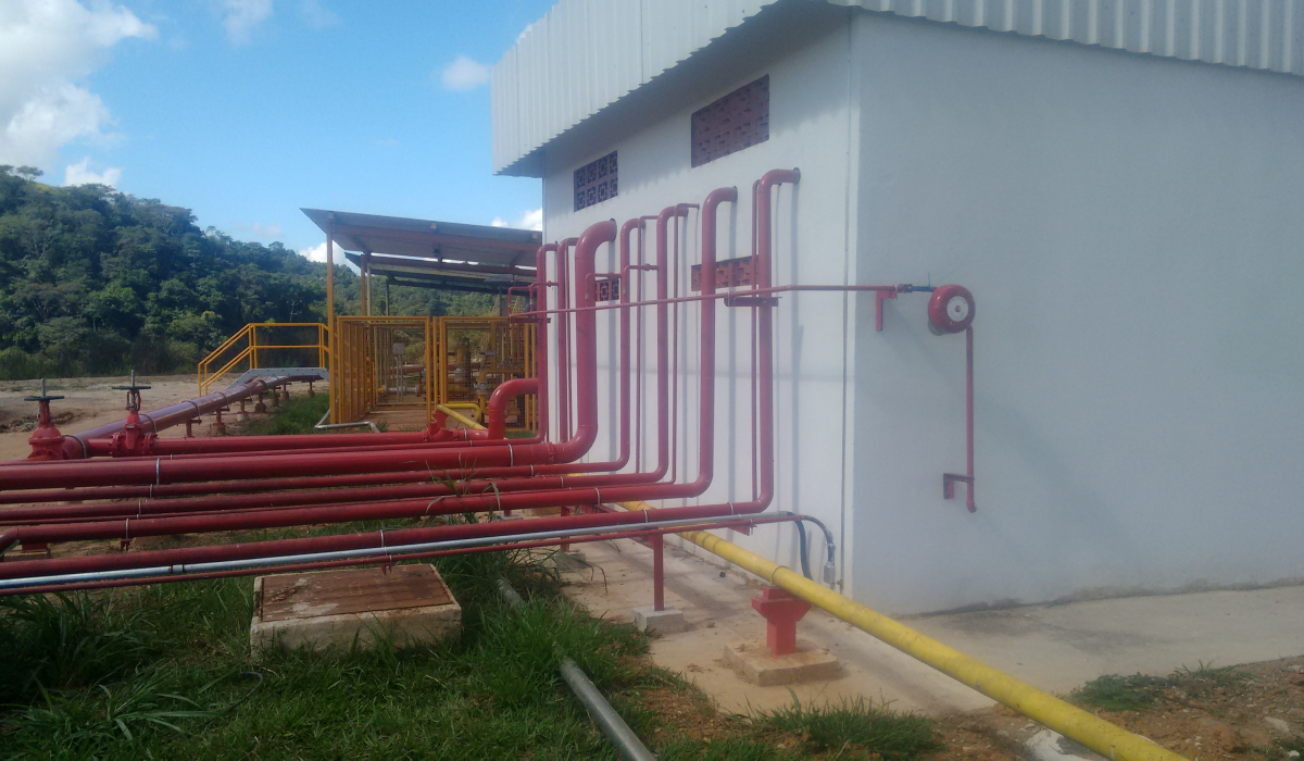 Casa de bombas e tubulação de prevenção de incêndio em área externa