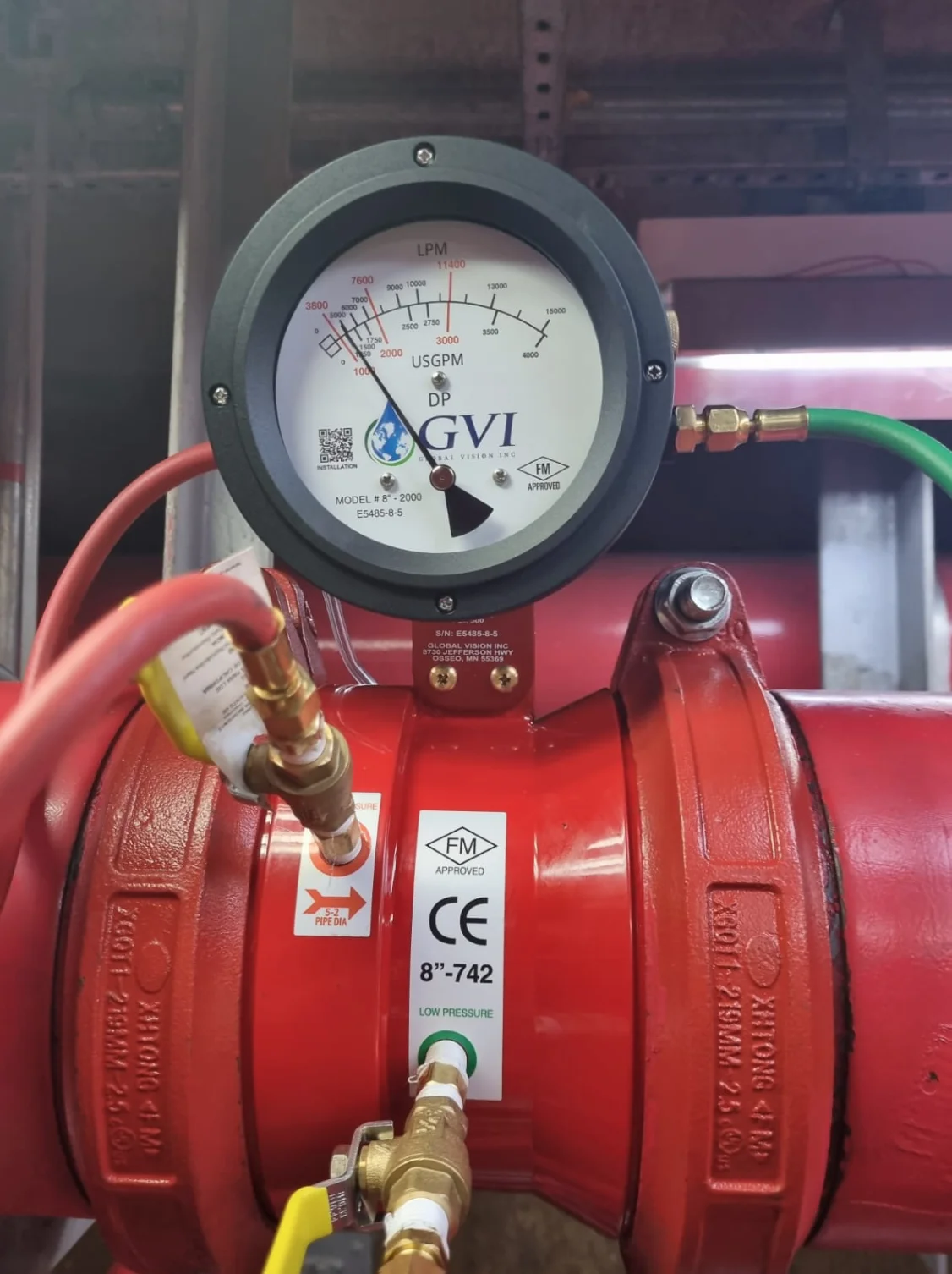 Detalhe da carcaça e do motor de uma bomba HPR vermelha
