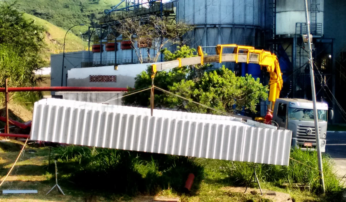 Transporte de grande estrutura ou equipamento industrial em caminhão