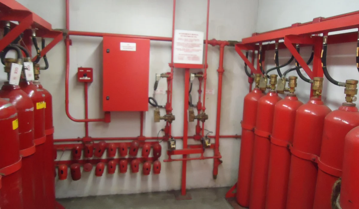 Sistema de supressão de incêndio por gás com cilindros vermelhos e painéis