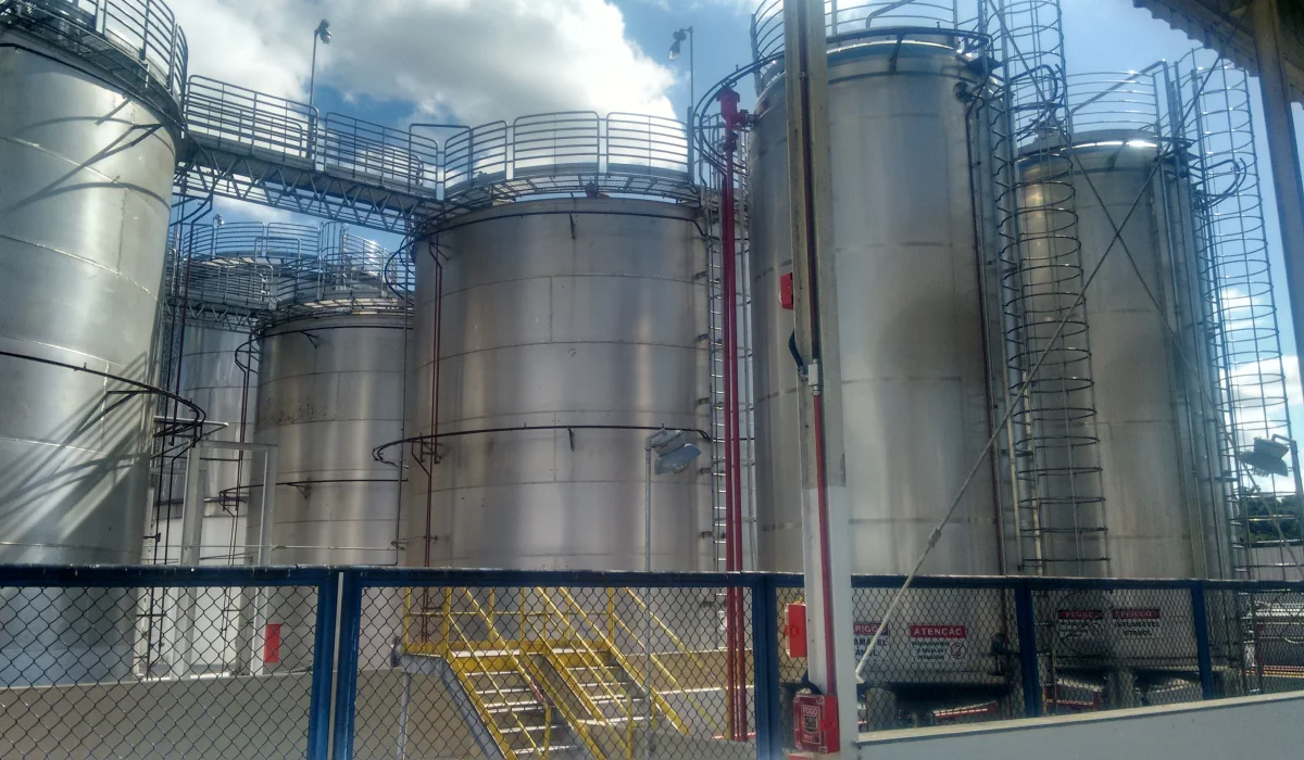 Conjunto de tanques industriais com estrutura de tubulação