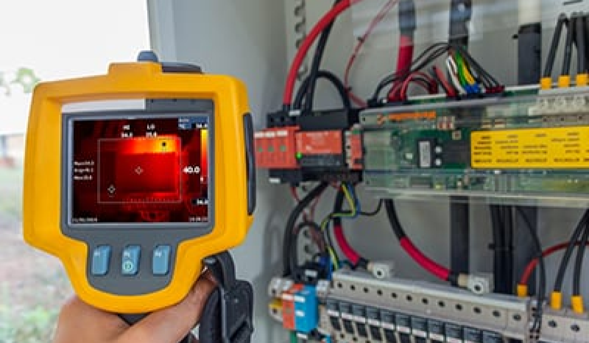Câmera termográfica identificando pontos de calor em painel elétrico