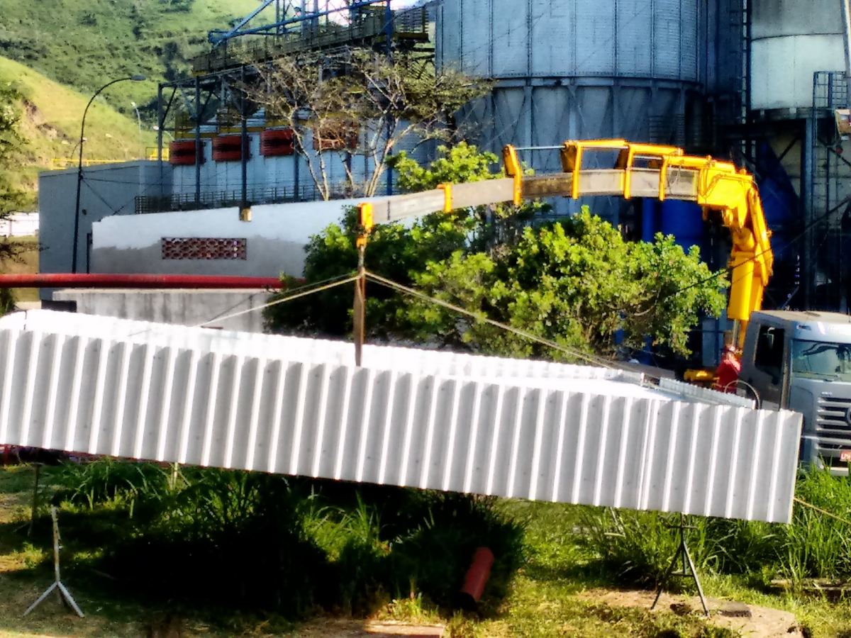 Guindaste realizando a movimentação de peça industrial em área externa