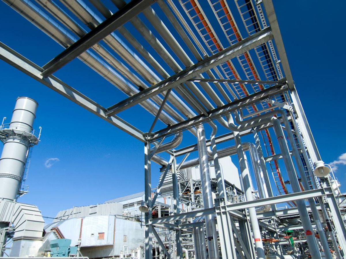 Estrutura metálica industrial com tubulações e suportes
