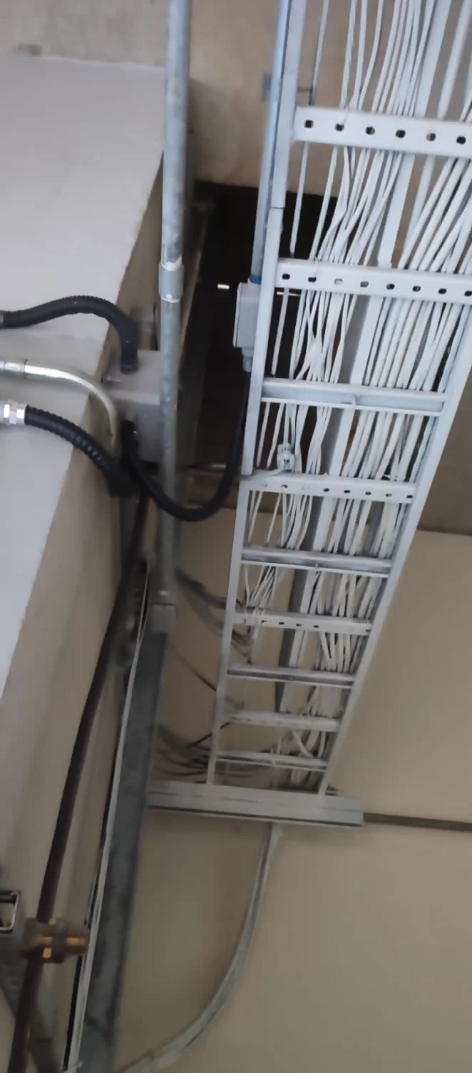 Eletrocalha metálica com cabeamento organizado em instalação elétrica industrial da HPR