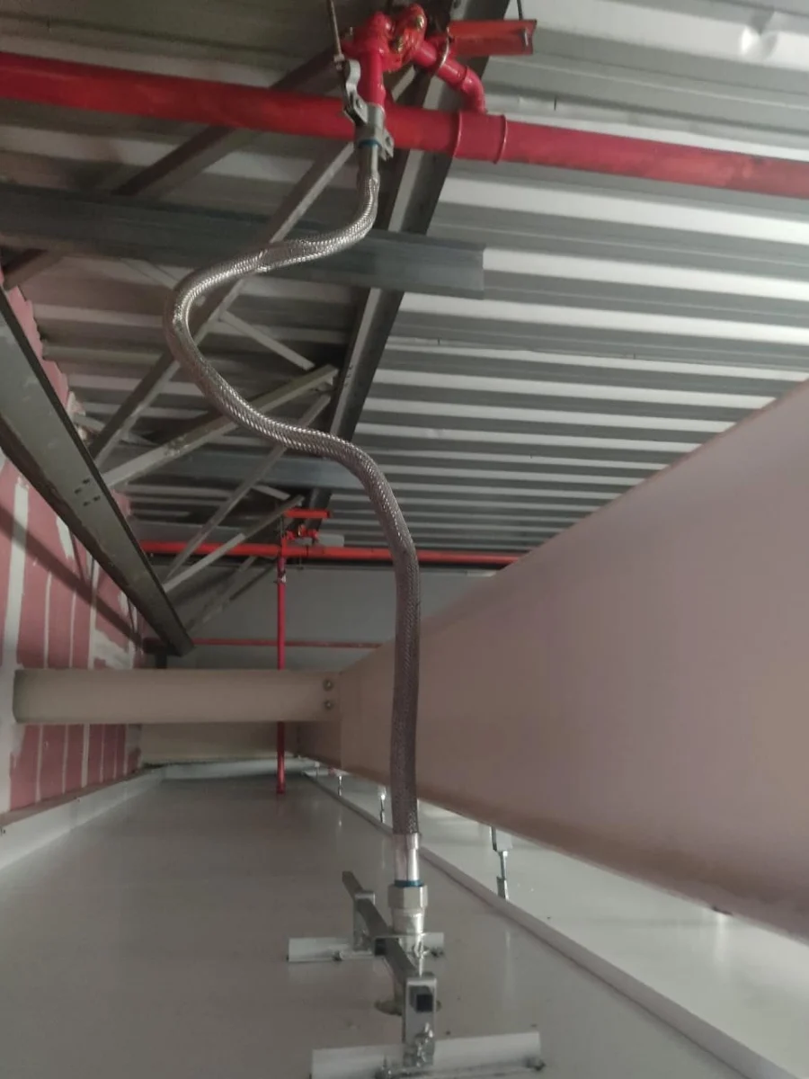Tubulações e conexões para sistema de sprinkler no espaço interno de um reservatório ou tanque