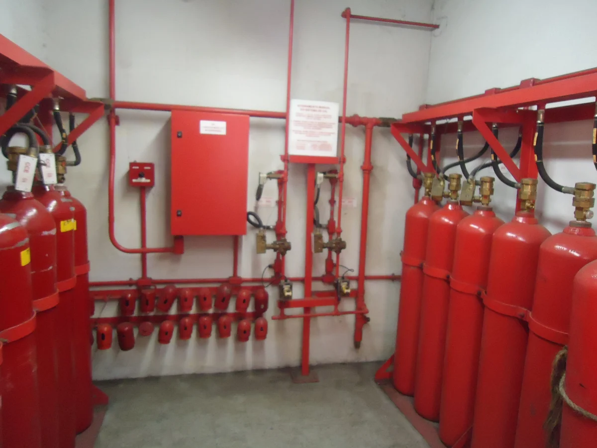 Conjunto de cilindros vermelhos e painel de controle para sistema de supressão de incêndio